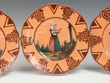 trois assiettes sur lesquelles figurent les portraits d'une femme et d'un homme