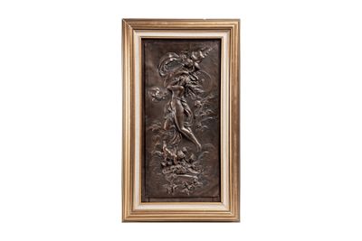 une plaque métallique représentant une femme tenant une fleur à la main