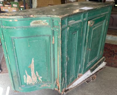 une armoire verte qui a été laissée par terre
