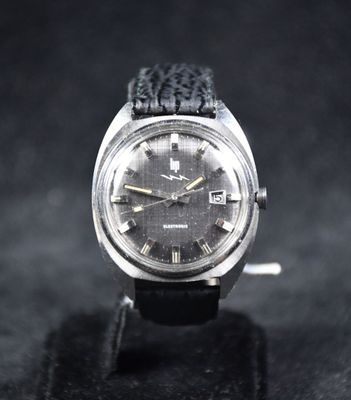 gros plan d'une montre sur une surface noire