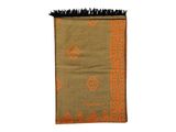un tapis marron et orange avec un motif
