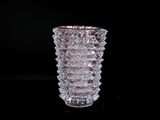 un vase en verre posé sur une table