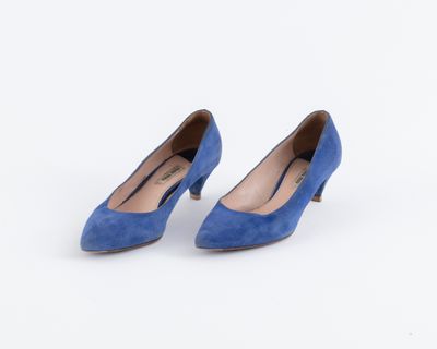 une paire de chaussures en daim bleu sur fond blanc