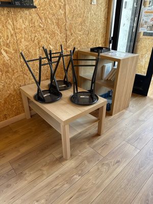 trois chaises et une table dans le coin d'une pièce