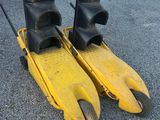 une paire de chaussures posée sur une autre paire de chaussures
