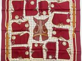 un gros plan sur un foulard carré rouge et blanc orné d'un motif