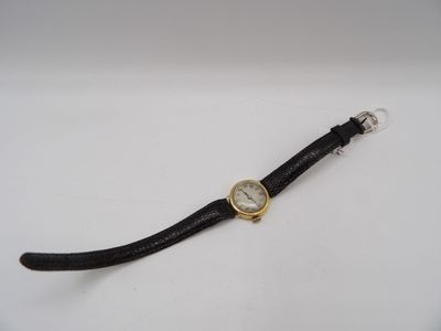 gros plan d'une montre-bracelet sur une surface blanche