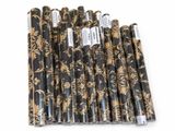un tas de pailles en papier noires et dorées empilées les unes sur les autres