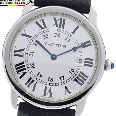 une image d'un gros plan d'une montre-bracelet avec des chiffres romains