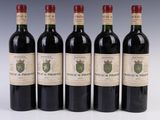 six bouteilles de vin sont alignées sur une table