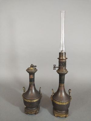 Paire de lampes en régule à monture en métal doré de style n…