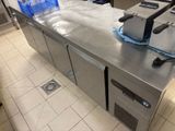 plan de travail en acier inoxydable dans une cuisine professionnelle offrant un vaste espace de travail