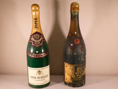 deux bouteilles de vin posées l'une à côté de l'autre sur une table