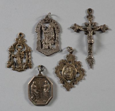 Plusieurs objets religieux sont exposés sur un fond blanc