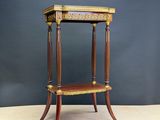 une image représentant une petite table surmontée d'une étagère