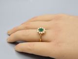 une image représentant la main d'une femme portant une bague