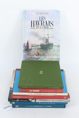 plusieurs livres sont empilés sur une surface blanche