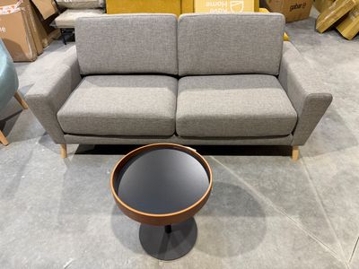 deux canapés et une table basse dans un magasin