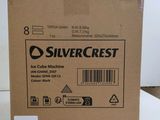 une boîte contenant une machine à glaçons Silvercrest posée sur une table