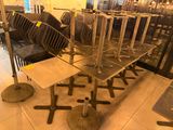 de nombreuses chaises et tables dans le magasin, à la disposition des clients