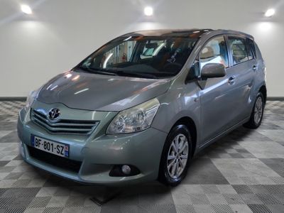 La Toyota Yaris argentée est garée dans une pièce dont le sol est à carreaux.