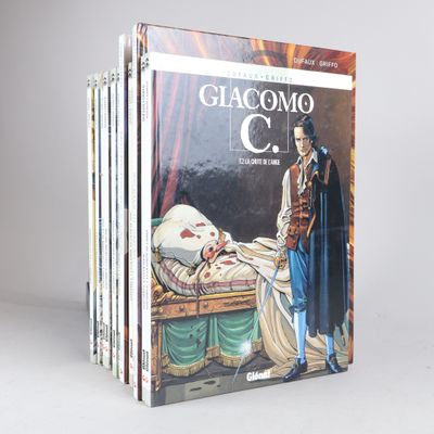 trois livres posés sur une table, avec la photo d'un homme allongé dans un lit