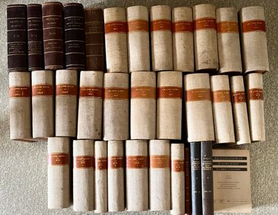 beaucoup de livres empilés par terre