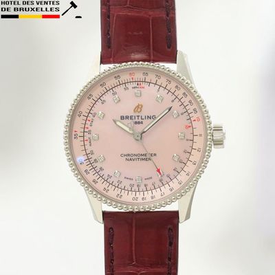 une image d'une montre en gros plan sur fond blanc