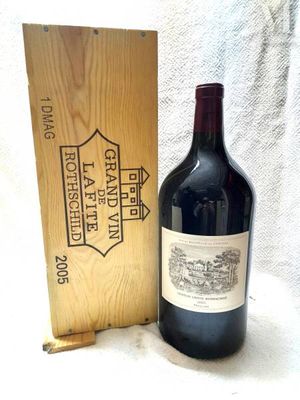 une bouteille de vin posée à côté d'une caisse en bois