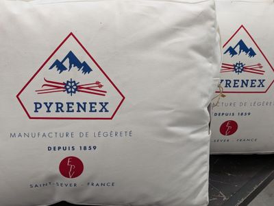 deux oreillers blancs posés l'un à côté de l'autre sur une table