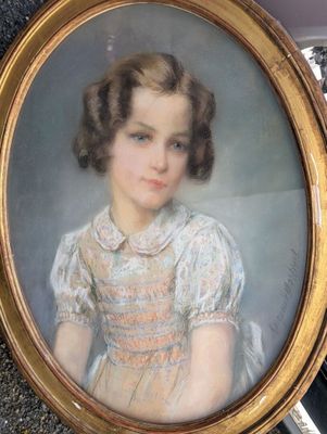 portrait d'une jeune fille en robe jaune, dans un cadre doré