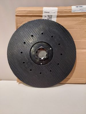 un disque noir posé sur une boîte en carton, à côté d'une autre boîte en carton