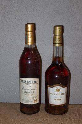 deux bouteilles de vin posées sur une table l'une à côté de l'autre