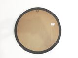 un miroir rond accroché au mur
