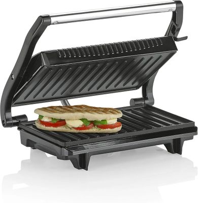On voit une image d'un sandwich en train de cuire sur un grill électrique.