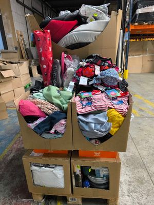 une pile de vêtements posée sur un carton dans un entrepôt