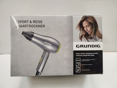 une boîte contenant un sèche-cheveux, posée sur une table