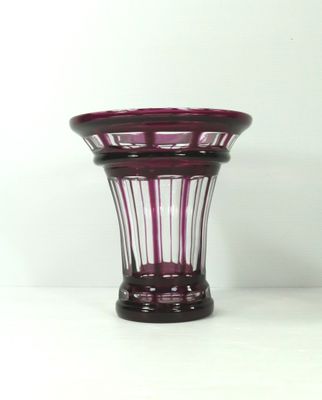 un vase violet posé sur une table