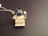 une image représentant une bague sertie d'une pierre bleue