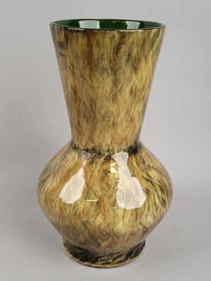 un vase posé sur une surface blanche