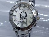 gros plan d'une montre-bracelet sur une table