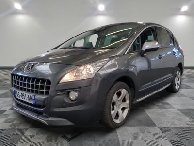 la photo d'une voiture grise garée dans une salle d'exposition