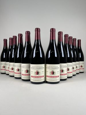 six bouteilles de vin rouge sont alignées