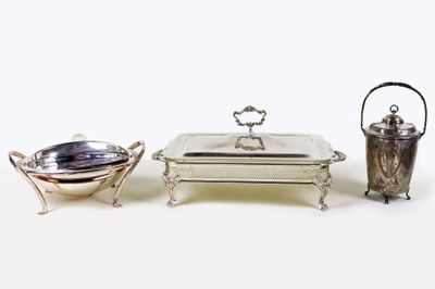 trois pièces d'argenterie, dont une assiette en argent et un bol en argent