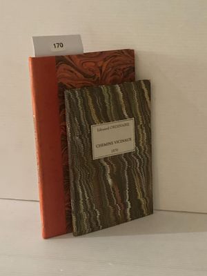 un livre posé sur une étagère, avec une étiquette portant son titre
