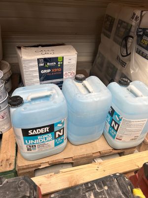 plusieurs récipients remplis d'eau posés sur une palette