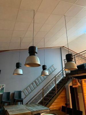 trois lampes suspendues au plafond au-dessus d'une table de salle à manger