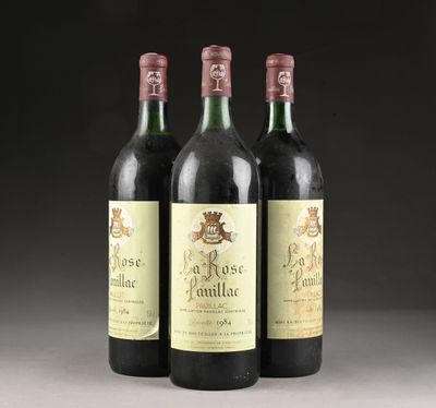 trois bouteilles de vin posées sur une table l'une à côté de l'autre