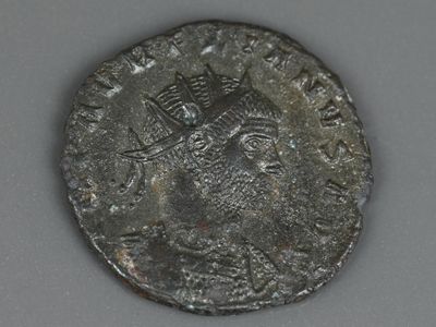 Gros plan sur une pièce d'argent ornée d'une couronne