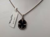 gros plan d'un collier sur un mannequin mannequin mannequin mannequin mannequin mannequin mannequin mannequin mannequin